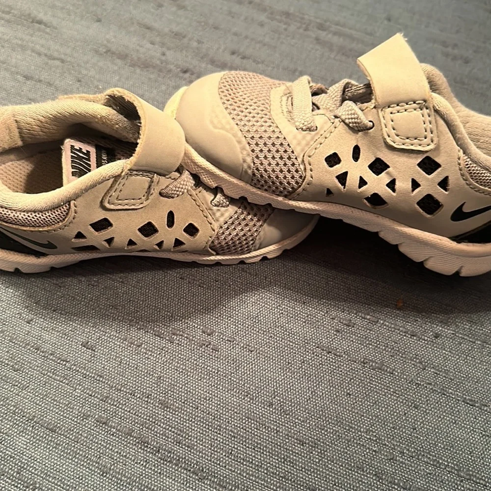 Gray Nike baby boy shoes - Picture 5 of 7